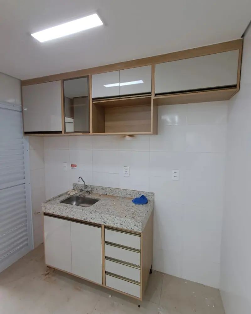 Cozinha compacta com aéreos, trabalho da Life Montagens