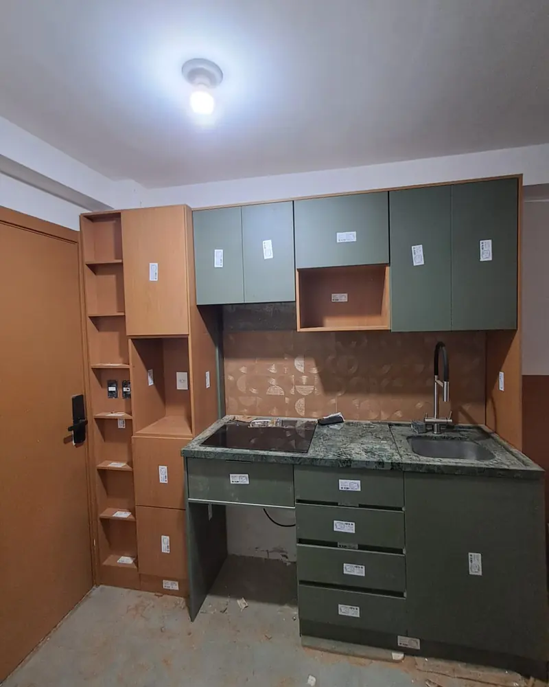 Cozinha verde com torre de nichos, trabalho da Life Montagens